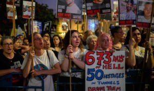 Gelombang protes besar kembali mengguncang pusat kota Tel Aviv pada Sabtu malam (9/8), ketika lebih dari 100.000 orang turun ke jalan menentang rencana Perdana Menteri Israel Benjamin Netanyahu untuk memperluas operasi militer di Gaza.