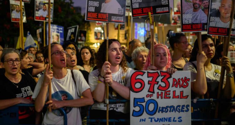 Gelombang protes besar kembali mengguncang pusat kota Tel Aviv pada Sabtu malam (9/8), ketika lebih dari 100.000 orang turun ke jalan menentang rencana Perdana Menteri Israel Benjamin Netanyahu untuk memperluas operasi militer di Gaza.
