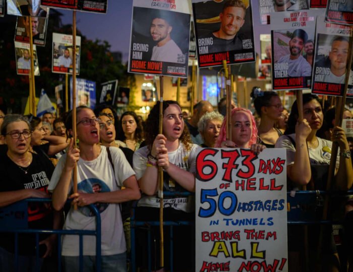 Gelombang protes besar kembali mengguncang pusat kota Tel Aviv pada Sabtu malam (9/8), ketika lebih dari 100.000 orang turun ke jalan menentang rencana Perdana Menteri Israel Benjamin Netanyahu untuk memperluas operasi militer di Gaza.