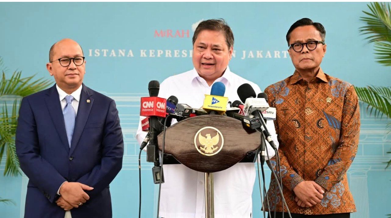 Menteri Koordinator Bidang Perekonomian Airlangga Hartarto memberikan keterangannya bersama Menteri Investasi dan Hilirisasi sekaligus Kepala BPI Danantara Rosan Roeslani dan Kepala BP BUMP Doni Oskaria usai menghadiri rapat terbatas yang dipimpin Presiden Prabowo Subianto di Istana Kepresidenan Jakarta, pada Selasa, 22 September 2026. Foto: BPMI Setpres