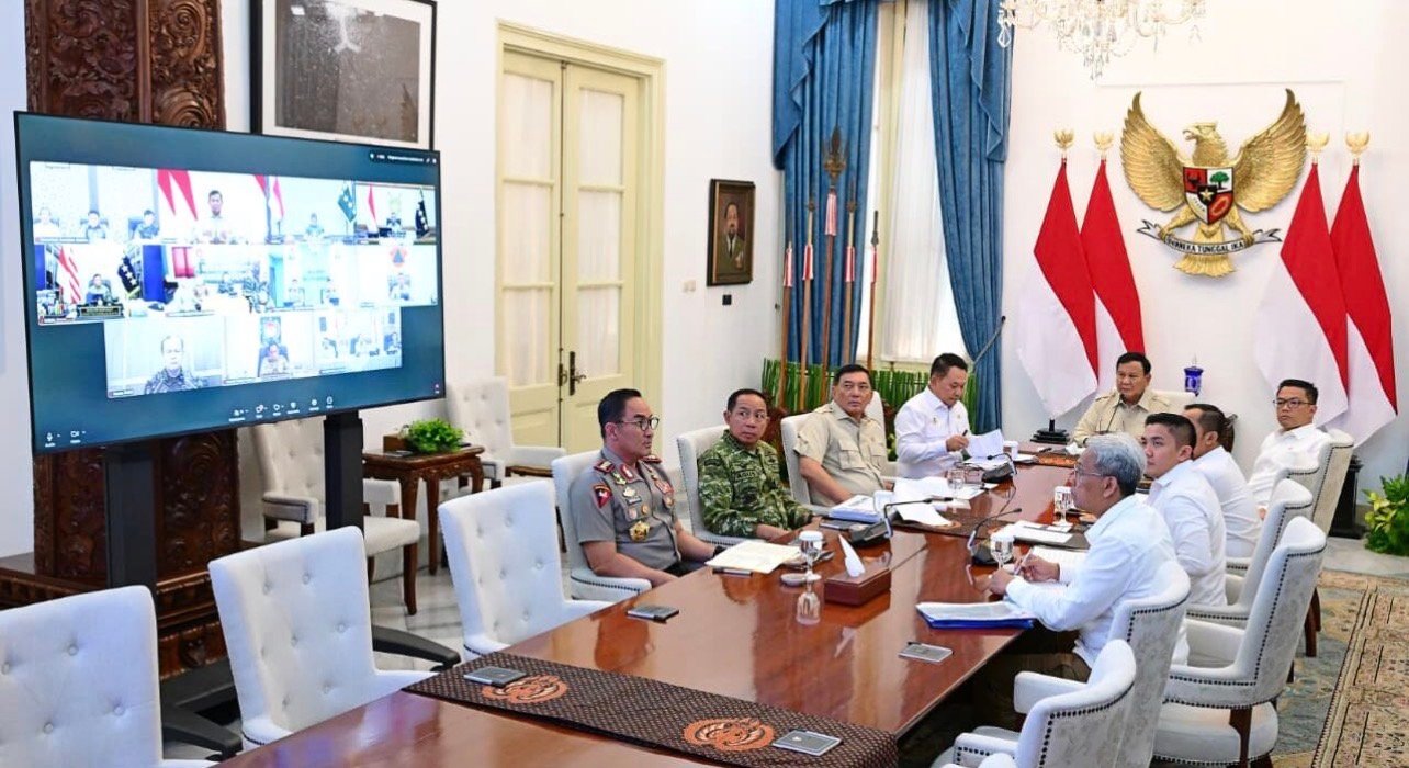 Presiden Prabowo Subianto memimpin rapat terbatas membahas penanganan kebakaran hutan dan lahan (karhutla) secara hybrid dari Istana Merdeka, Jakarta, Senin, 12 Oktober 2026. Foto: BPMI Setpres/Muchlis Jr