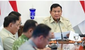 Presiden Prabowo Subianto memimpin rapat terbatas membahas penanganan kebakaran hutan dan lahan (karhutla) secara hybrid dari Istana Merdeka, Jakarta, Senin, 12 Oktober 2026. Foto: BPMI Setpres/Muchlis Jr